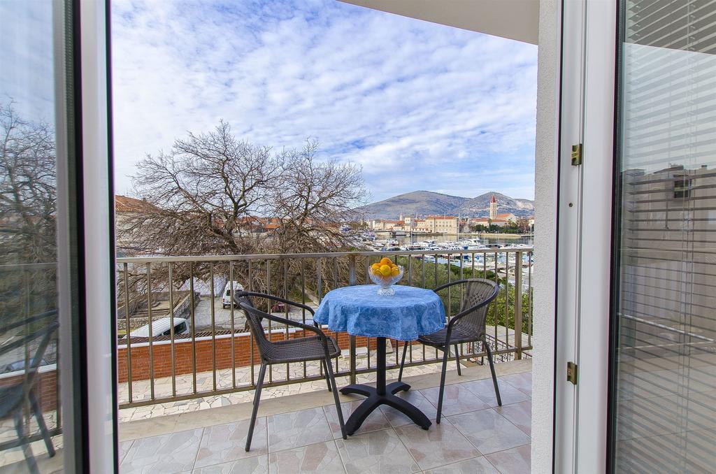 Apartments And Rooms Iva Trogir Exterior foto