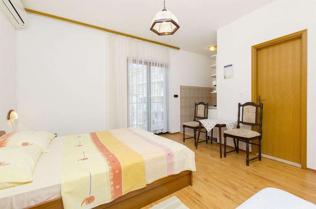 Apartments And Rooms Iva Trogir Exterior foto