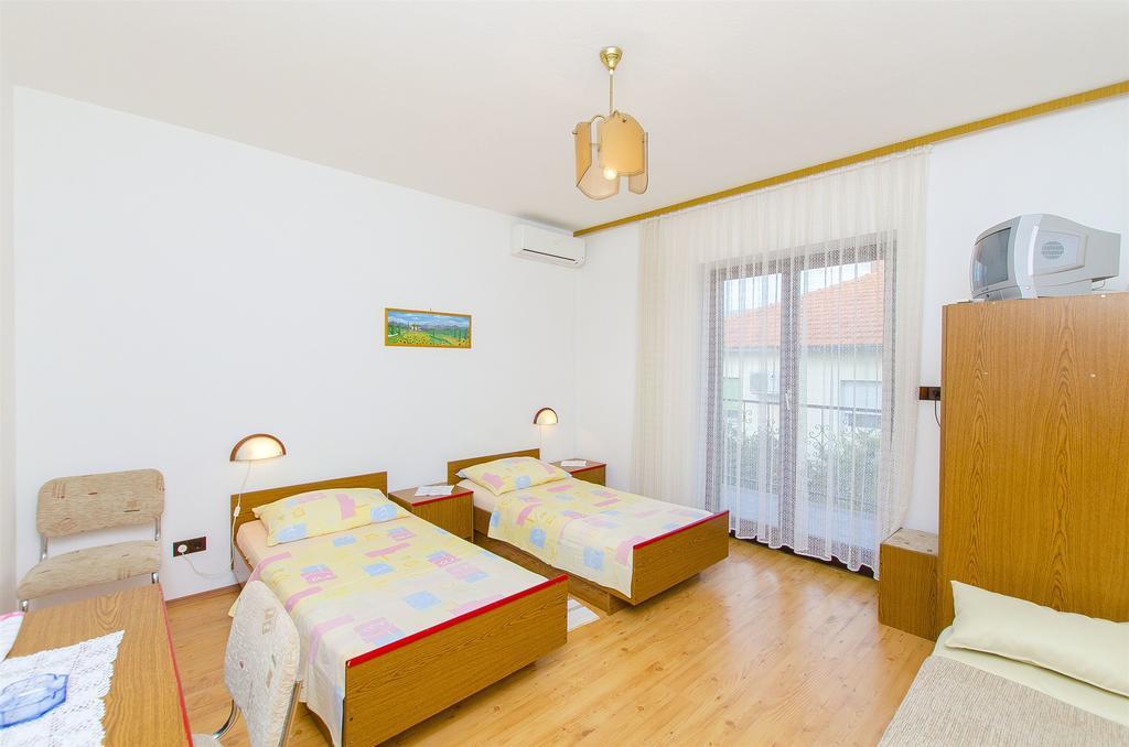 Apartments And Rooms Iva Trogir Exterior foto