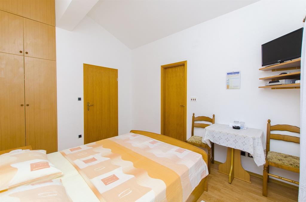 Apartments And Rooms Iva Trogir Exterior foto